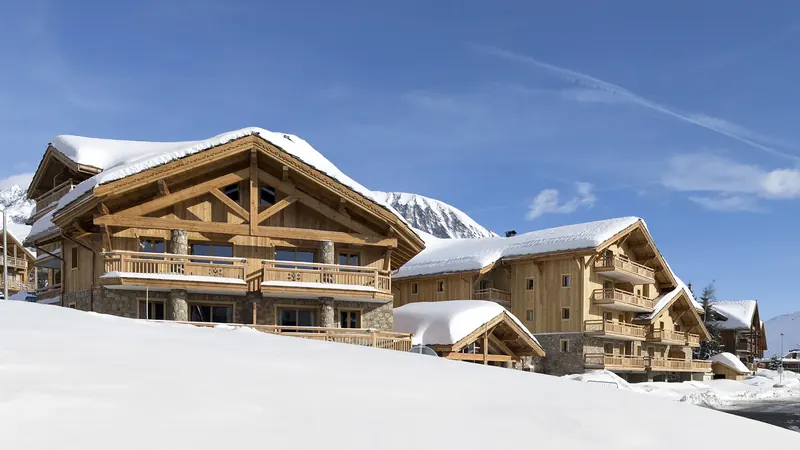 Le Cristal de l'Alpe zimą, drewno i kamień